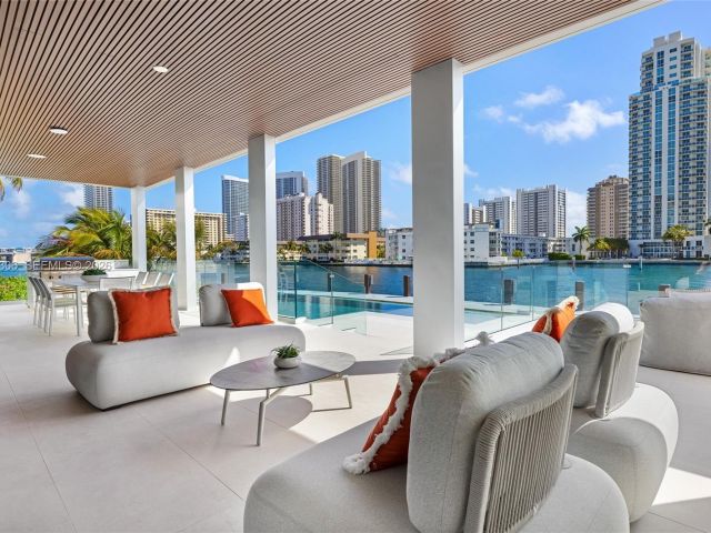 7-bedroom home for sale in Hallandale Beach - 503 Palm Dr - MondialRealty