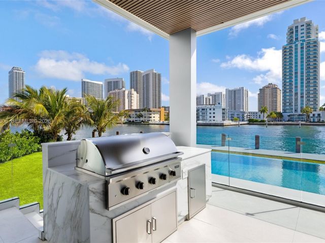 7-bedroom home for sale in Hallandale Beach - 503 Palm Dr - MondialRealty