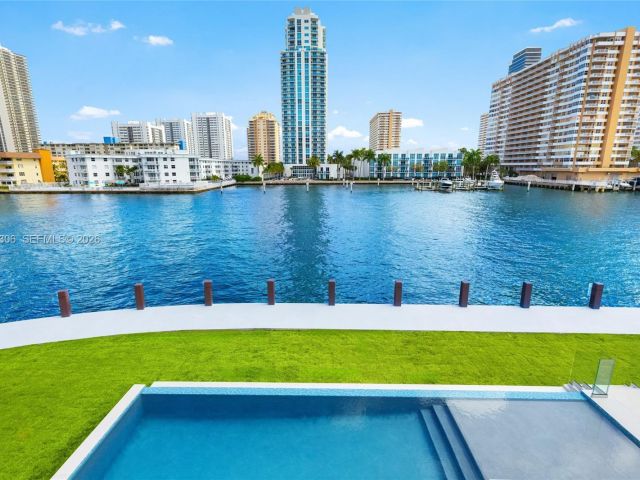 7-bedroom home for sale in Hallandale Beach - 503 Palm Dr - MondialRealty