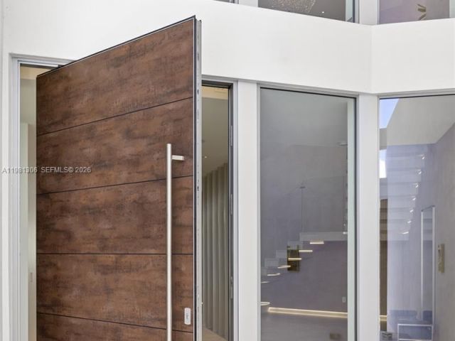 7-bedroom home for sale in Hallandale Beach - 503 Palm Dr - MondialRealty