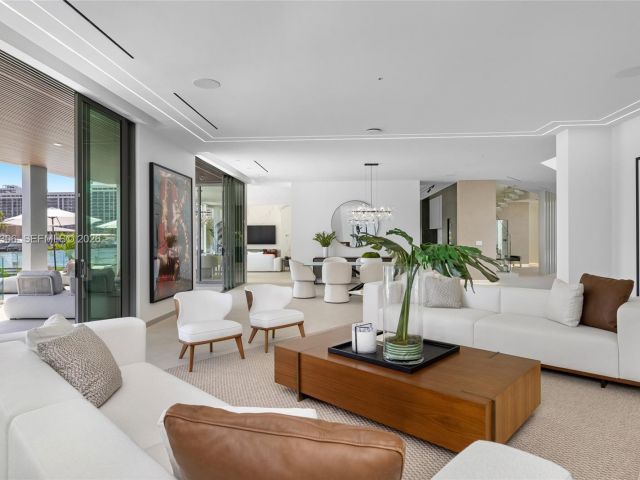 7-bedroom home for sale in Hallandale Beach - 503 Palm Dr - MondialRealty