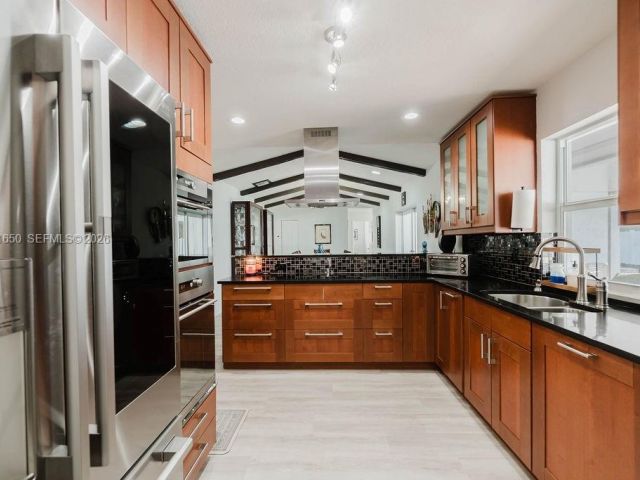 4-bedroom home for sale in Pembroke Pines - 1710 NW 106th Ter - MondialRealty