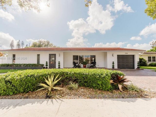 4-bedroom home for sale in Pembroke Pines - 1710 NW 106th Ter - MondialRealty