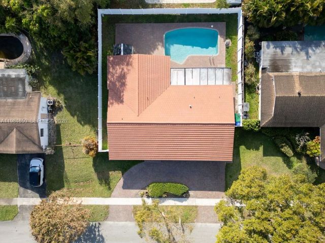 4-bedroom home for sale in Pembroke Pines - 1710 NW 106th Ter - MondialRealty