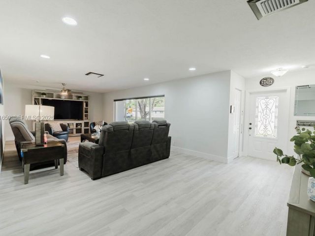 4-bedroom home for sale in Pembroke Pines - 1710 NW 106th Ter - MondialRealty