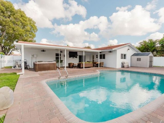 4-bedroom home for sale in Pembroke Pines - 1710 NW 106th Ter - MondialRealty