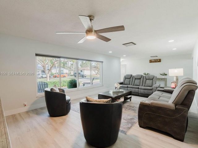 4-bedroom home for sale in Pembroke Pines - 1710 NW 106th Ter - MondialRealty