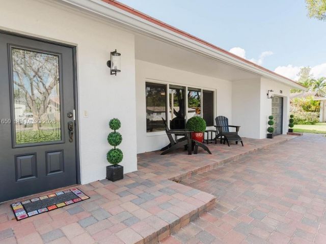 4-bedroom home for sale in Pembroke Pines - 1710 NW 106th Ter - MondialRealty