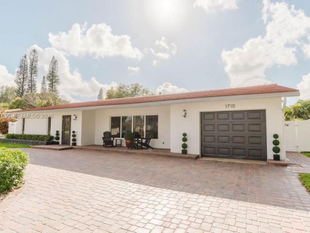 4-bedroom home for sale in Pembroke Pines - 1710 NW 106th Ter - MondialRealty