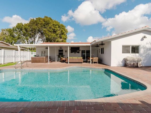 4-bedroom home for sale in Pembroke Pines - 1710 NW 106th Ter - MondialRealty