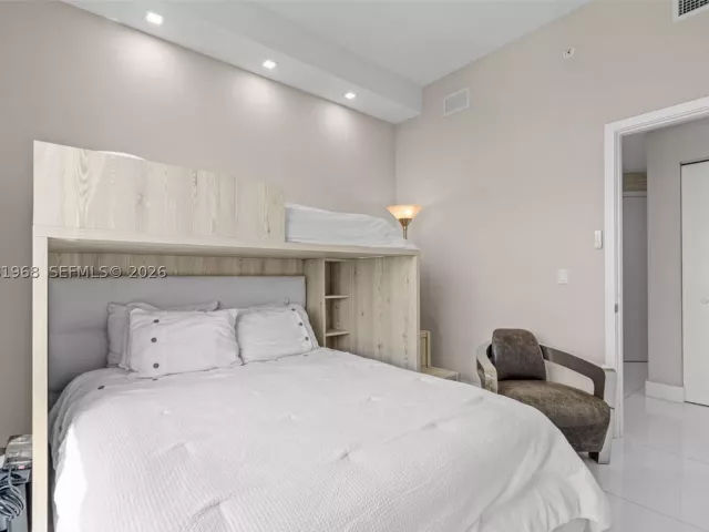 3-bedroom condo for sale in North Miami Beach - 16385 Biscayne Blvd 3201 - MondialRealty