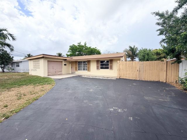 Home for rent at 621 NW 38th Pl - photo 7450505