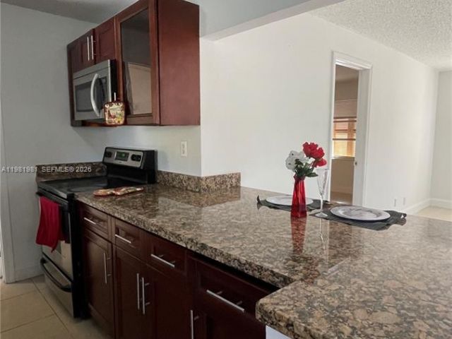 Home for rent at 621 NW 38th Pl - photo 7450508