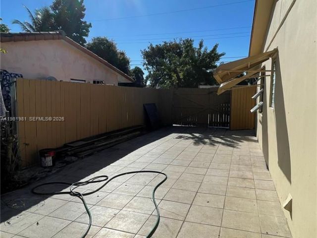 Home for rent at 621 NW 38th Pl - photo 7450519