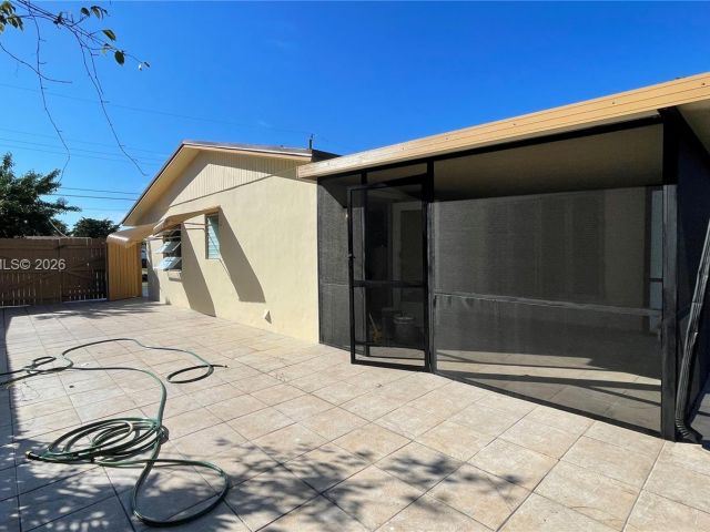 Home for rent at 621 NW 38th Pl - photo 7450521