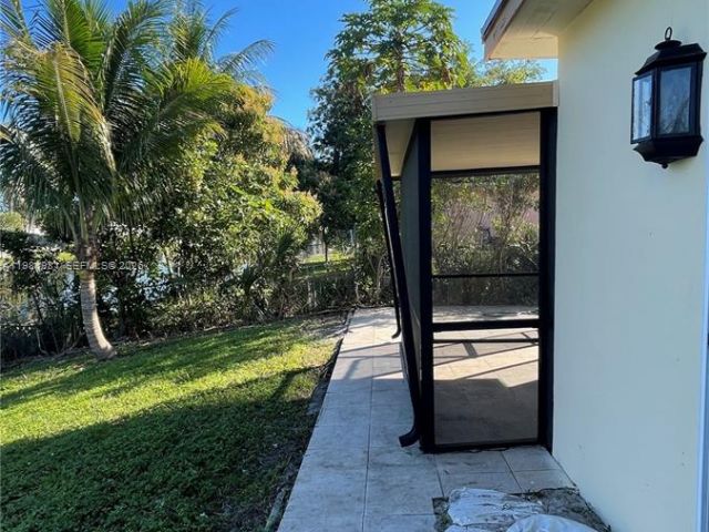 Home for rent at 621 NW 38th Pl - photo 7450522