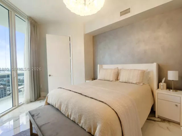 3-bedroom condo for sale in Sunny Isles Beach - 15811 Collins Ave 2606 - MondialRealty