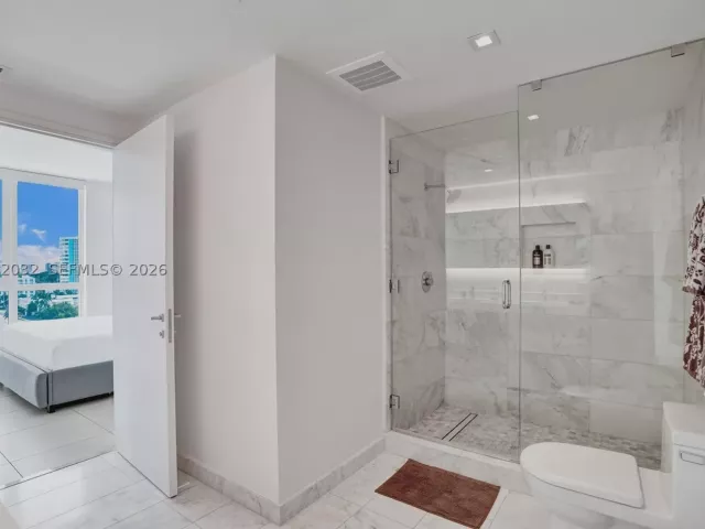 1-bedroom condo for rent in Fort Lauderdale - 401 N Birch Rd 813 - MondialRealty