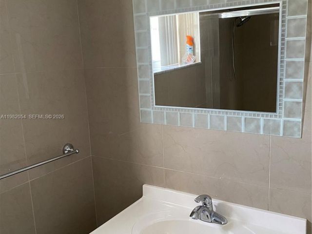 Home for rent at 802 NE 26th Ave 802 - photo 7462056