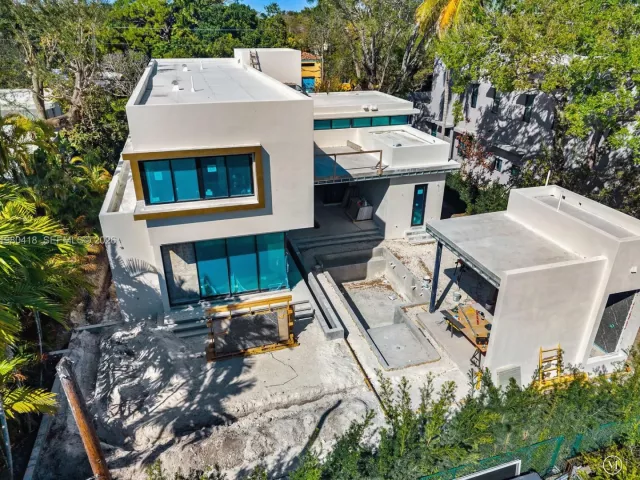 6-bedroom home for sale in Biscayne Park - 820 NE 111th St - MondialRealty