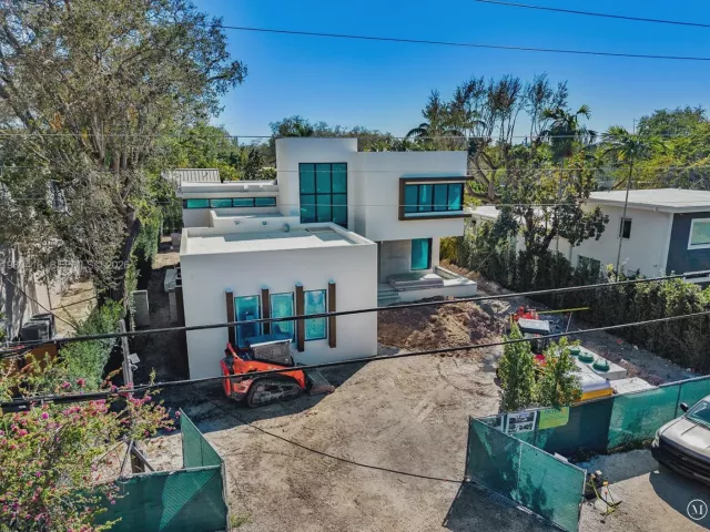 6-bedroom home for sale in Biscayne Park - 820 NE 111th St - MondialRealty