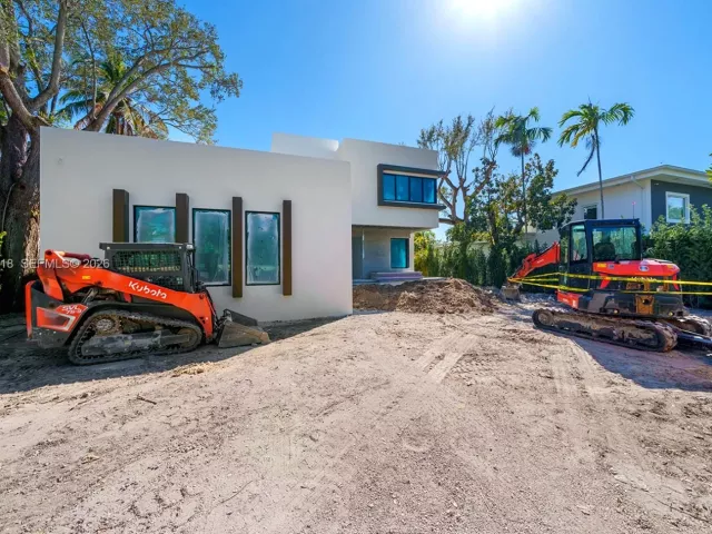 6-bedroom home for sale in Biscayne Park - 820 NE 111th St - MondialRealty