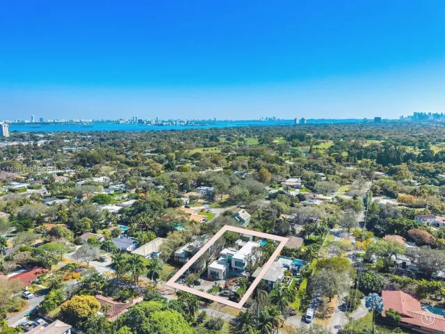 6-bedroom home for sale in Biscayne Park - 820 NE 111th St - MondialRealty