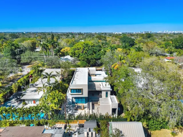 6-bedroom home for sale in Biscayne Park - 820 NE 111th St - MondialRealty