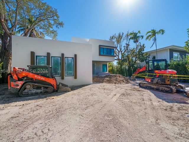 6-bedroom home for sale in Biscayne Park - 820 NE 111th St - MondialRealty