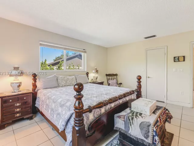 3-bedroom home for sale in Miami - 11541 SW 100th St - MondialRealty