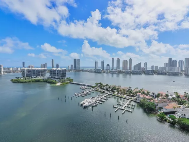 3-bedroom condo for sale in Aventura - 7000 Island Blvd 2609 - MondialRealty