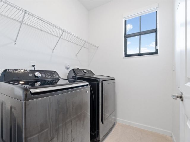 Home for rent at 11932 SW 241st Ter 11932 - photo 7458962