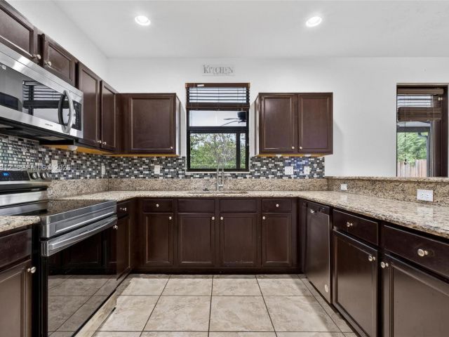 Home for rent at 11561 SW 232nd Ln 11561 - photo 7458838