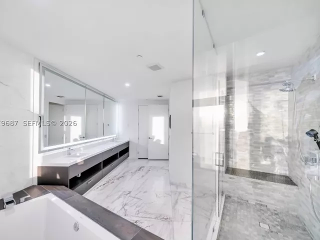 4-bedroom condo for rent in Miami - 851 NE 1st Avenue Penthouse 4612 - MondialRealty