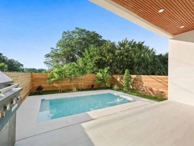 Home for rent at 1321 NE 13th Ave 1321 - photo 7515201