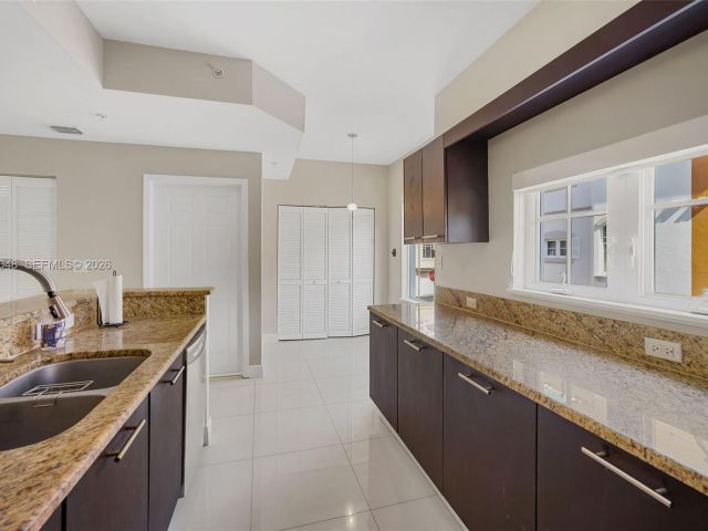 Home for rent at 2729 NE 184th Ln 2729 - photo 7476348