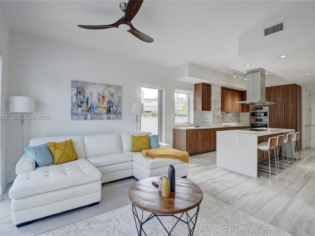 Home for rent at 155 E Boca Raton Rd TH1 - photo 7453227