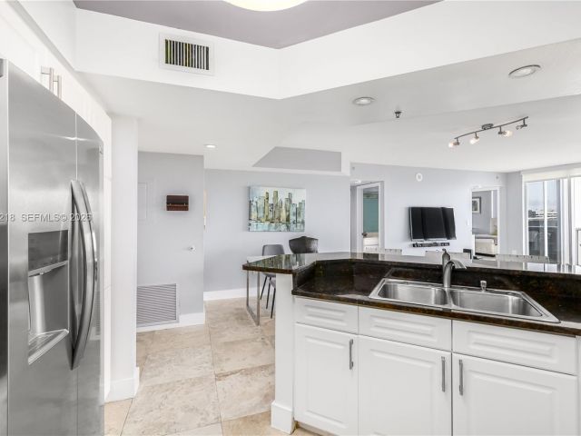 Apartment for rent  Unit #715 - photo 7510760