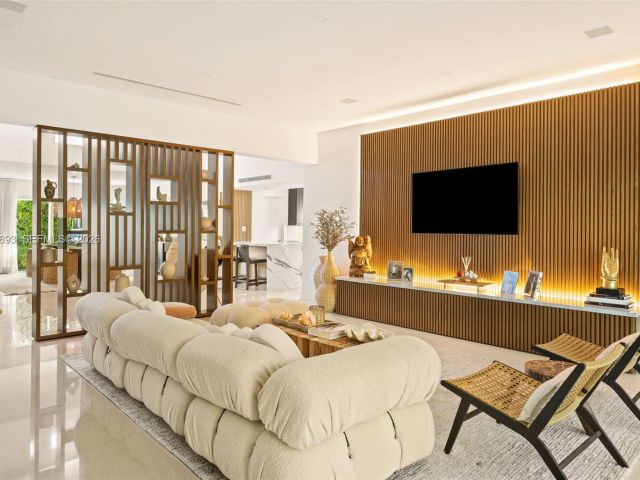 Home for sale at 865 W 47th St - photo 7468354