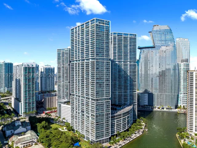 1-bedroom condo for sale in Miami - 485 Brickell Ave 1807 - MondialRealty