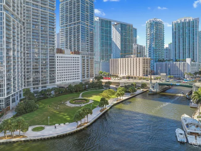 1-bedroom condo for sale in Miami - 485 Brickell Ave 1807 - MondialRealty