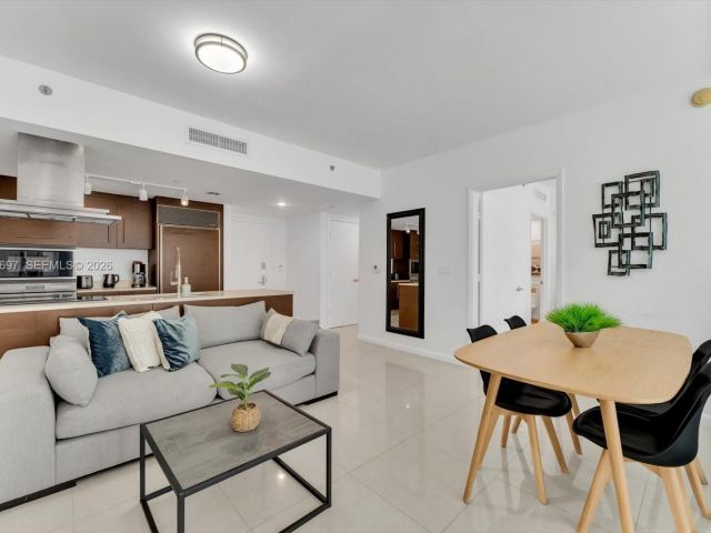 Apartment for sale  Unit #1807 - photo 7511101