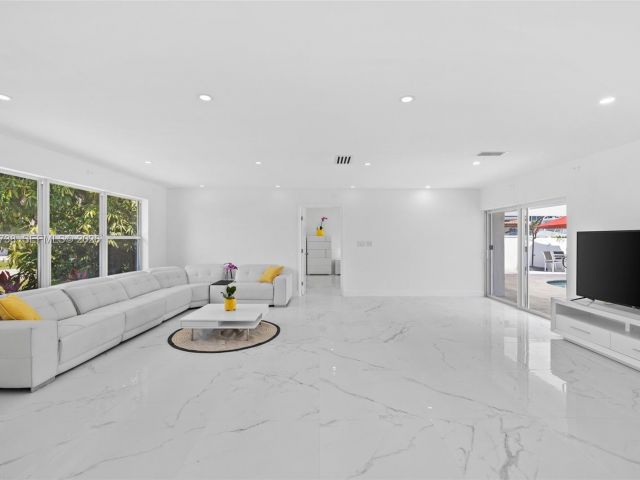 Home for rent at 2816 NE 35th St - photo 7482083