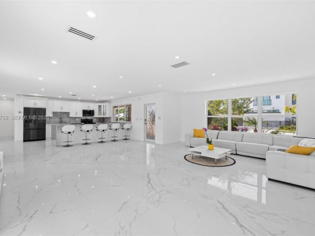 Home for rent at 2816 NE 35th St - photo 7482085