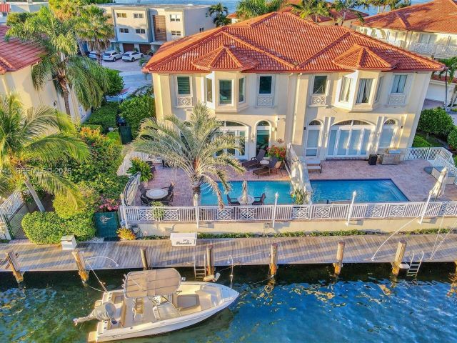 Home for rent at 3942 NE 171st St 4A - photo 7480761