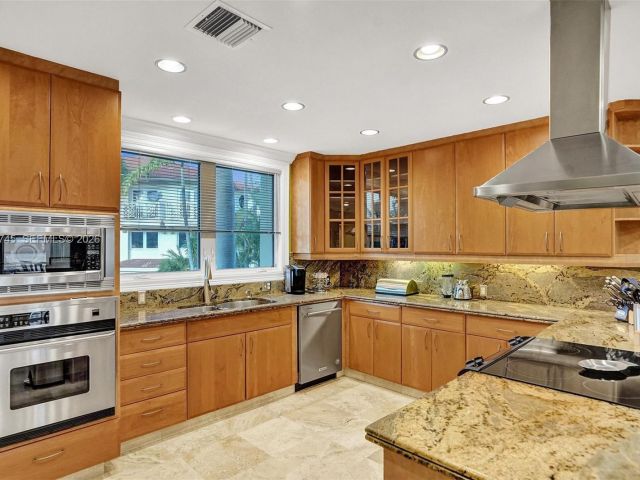 Home for rent at 3942 NE 171st St 4A - photo 7480776