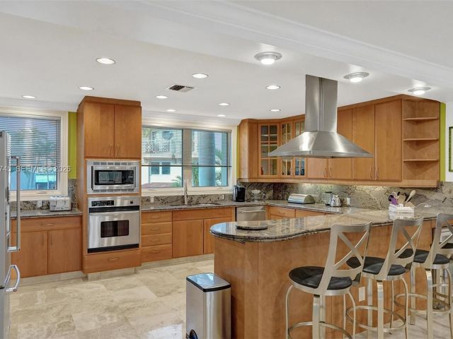 Home for rent at 3942 NE 171st St 4A - photo 7480777