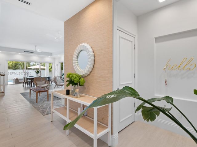 5-bedroom home for rent in Key Biscayne - 5 Coconut Lane - MondialRealty