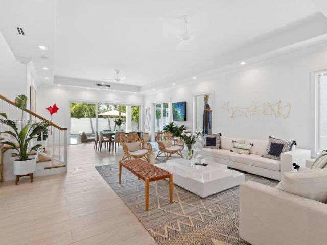 5-bedroom home for rent in Key Biscayne - 5 Coconut Lane - MondialRealty