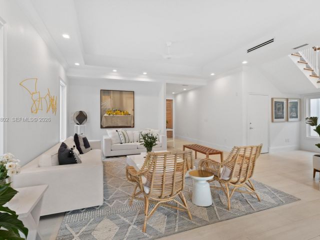 5-bedroom home for rent in Key Biscayne - 5 Coconut Lane - MondialRealty